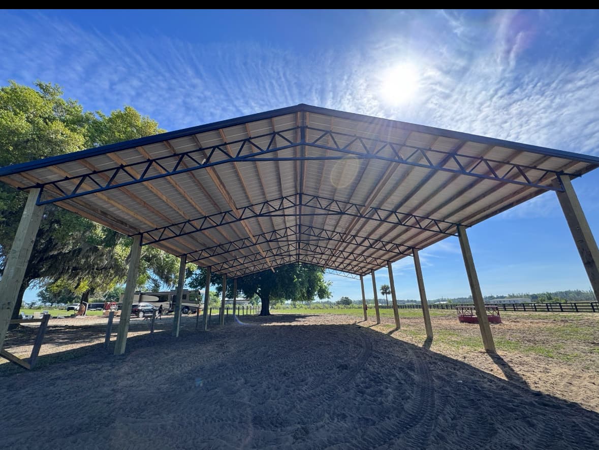 Open equipment storage barn with wide span
